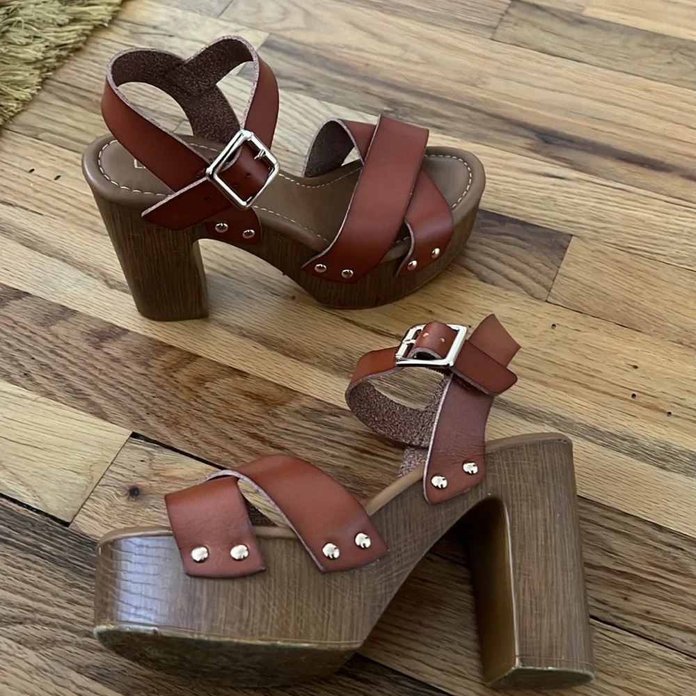Vintage look wood clog block heeled sandals sz 6